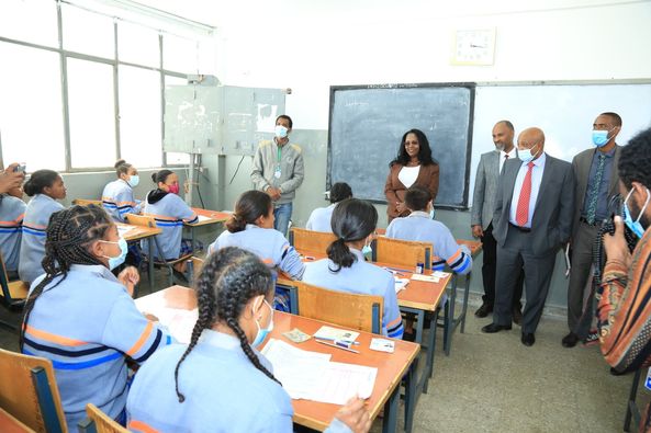 የ12ኛ ክፍል መልቀቂያ ሀገር አቀፍ ፈተና በአዲስ አበባ ከተማ አስተዳደር በመሰጠት ላይ ነው፡፡
