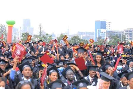 የአዲስ አበባ ዩኒቨርስቲ ለ 72ኛ ጊዜ በተለያዩ የትምህርት መስኮች ትምህርታቸውን የተከታተሉ ከ 6ሺህ በላይ ተማሪዎቹን በዛሬው ዕለት በወዳጅነት ፓርክ አስመርቋል ።