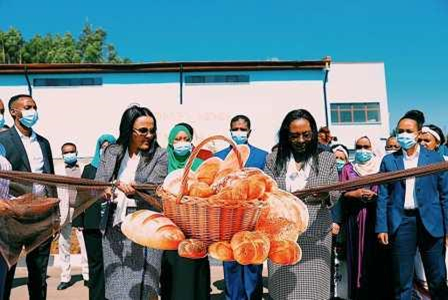 በ217 ሚሊዮን ብር ወጪ በቀዳማዊት ጽ/ቤት አማካኝነት በአዲስ አበባ ከተማ የተገነባው የዳቦ ፋብሪካ ተመርቆ ለአገልግሎት ክፍት ተደረገ።