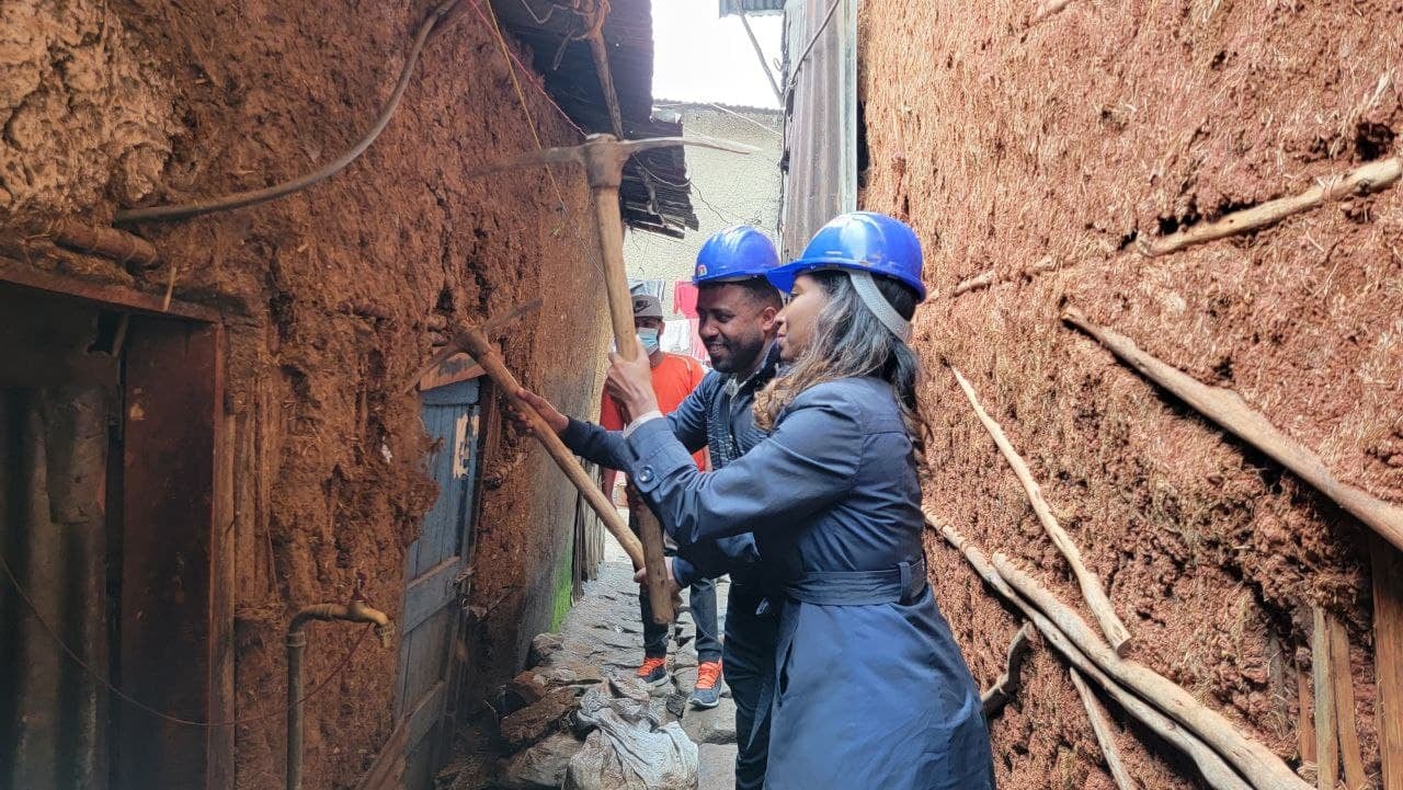 የአዲስ አበባ ከተማ ትራንስፖርት ባለስልጣን ከላዳ ታክሲ ማህበር እና ኤልኔት ግሩፕ ጋር በመተባበር በጉለሌ እና አዲስ ከተማ ክፍለ ከተማ ሶስት አቅመ ዳካማ ቤቶችን እድሳት ጀመሩ ፡፡