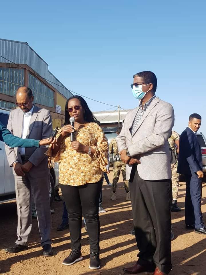 የአዲስ አበባ ከተማ አስተዳደር በወራሪው ቡድን ለተፈናቀሉ ወገኖች 20 ሚሊዮን ብር የሚገመቱ ቁሳቁሶች አበረከተ።