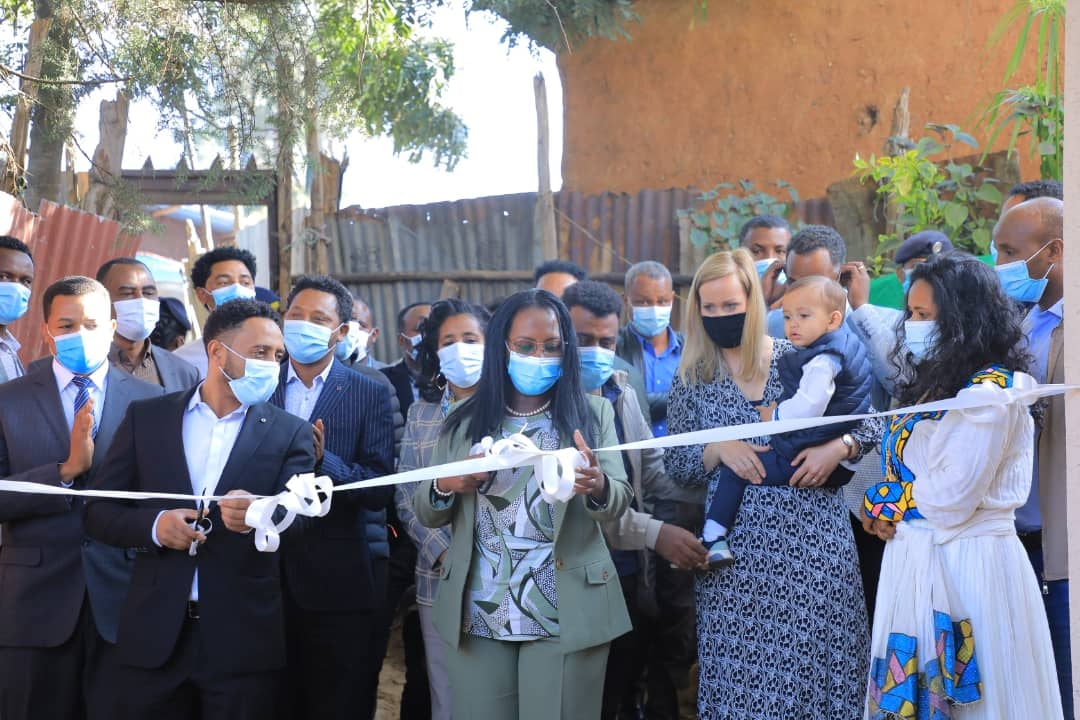ከንቲባ አዳነች አቤቤ በአዲስ አበባ ትራንስፖርት ቢሮ አማካኝነት ለአቅመ ደካማ ነዋሪዎች የታደሱ ቤቶችን አስረከቡ።