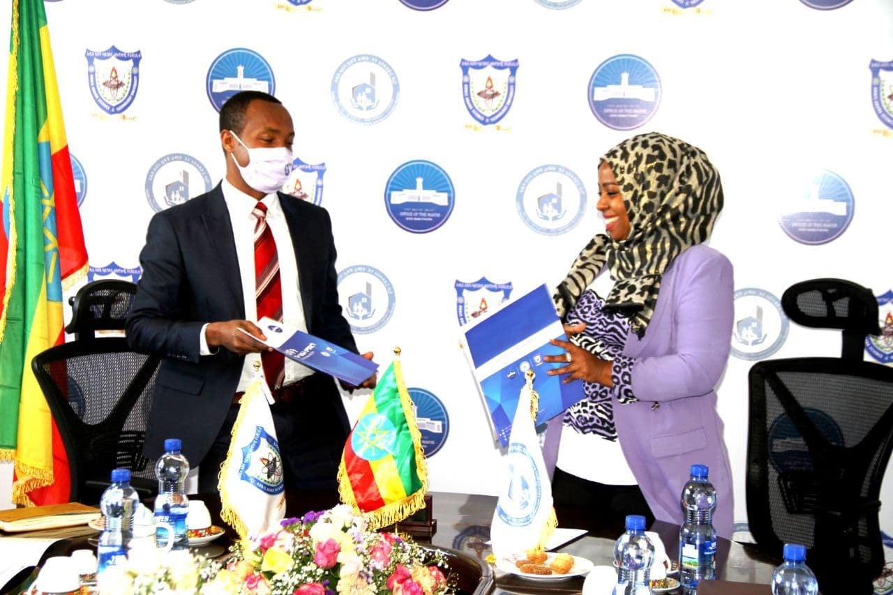 የአዲስ አበባ ዩኒቨረሲቲ እና የቤቶች ልማትና አስተዳደር ቢሮ በቤት ልማት ዘርፍ አዳዲስ ቴክኖሎጂዎችን ተግባራዊ ለማድረግ የሚያስችል ስምምነት ተፈራረሙ፡፡