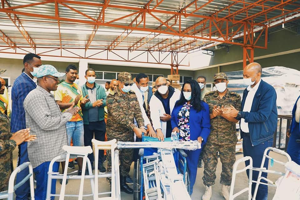 ከንቲባ አዳነች አቤቤ በቢሾፍቱ የመከላከያ ሰራዊት ኮምፕሬሲቭ ስፔሻላይድ ሆስፒታል በመገኘት የሰራዊት አባላትን ጎበኙ።