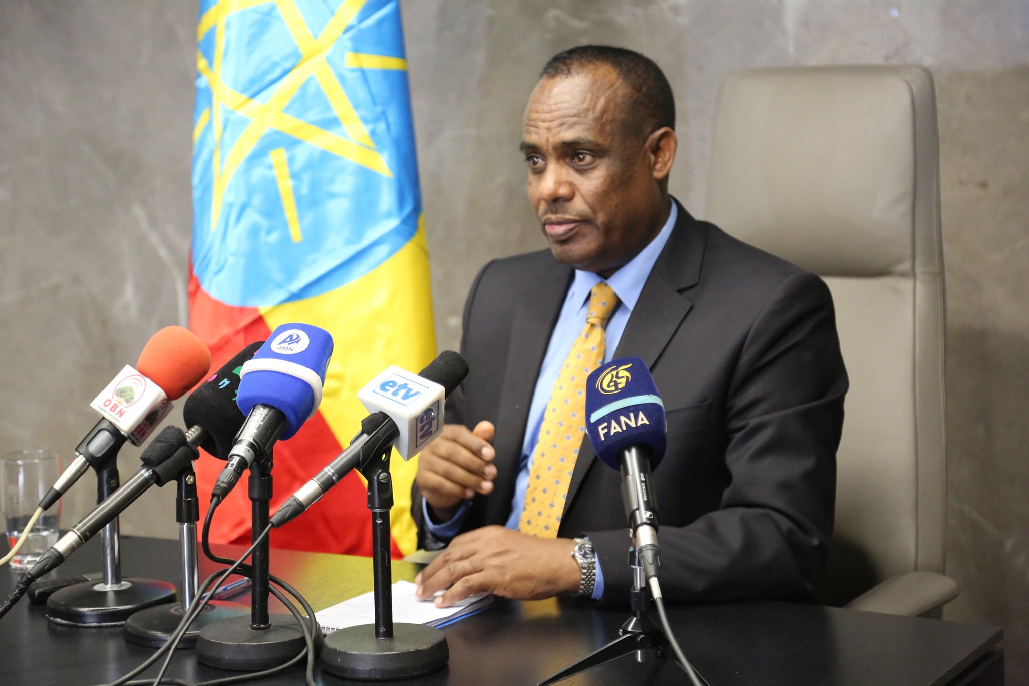 በአዲስ አበባ ከተማ ከዛሬ ጀምሮ ባሉት ተከታታይ 2 ቀናት በማንኛውም ግለሰብ እጅ የሚገኝ የጦር መሳሪያ ከዚህ ቀደም ያስመዘገቡም ሆነ ያላስመዘገቡ እንድ አዲስ የማስመዝገብ እና የማሳወቅ ግዴታ እንዳለበት የአዲስ አበባ ከተማ የሠላምና ፀጥታ አስተዳደር ቢሮ አስታወቀ ።