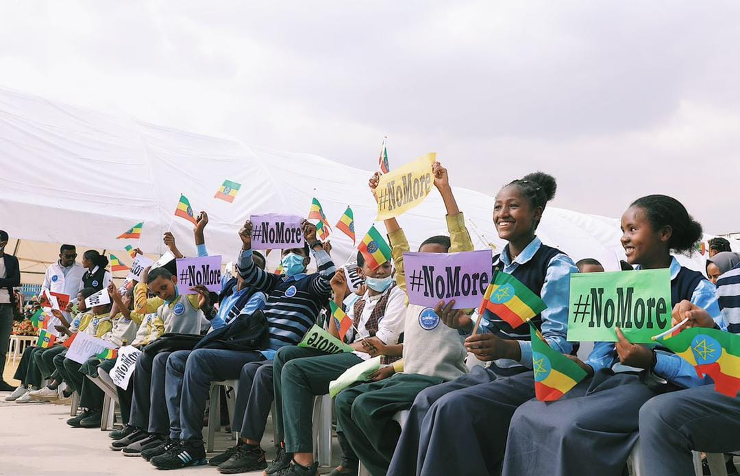 በአዲስ አበባ ከተማ የሚገኙ የመንግሥትና የግል ትምህርት ቤቶች እና ተማሪዎች ለሀገር መከላከያ ሰራዊት እና አሸባሪው የሕውኃት ቡድን በከፈተው ጦርነት ለተፈናቀሉ ወገኖች የሚሆን ከ100 ሚሊዮን ብር በላይ የሚገመት የአይነት ድጋፍ አደረጉ።