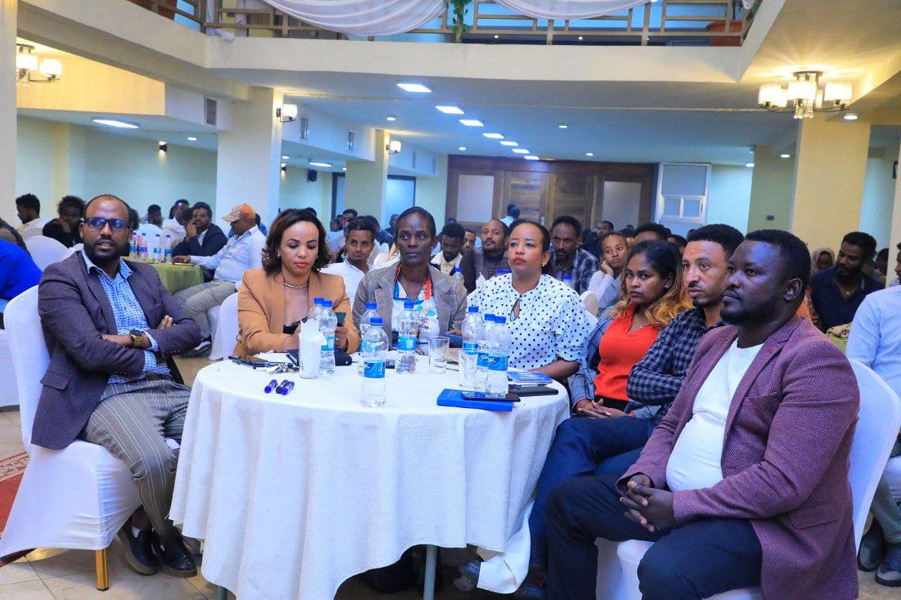 የአዲስ አበባ ኮሙዩኒኬሽን ቢሮ በ2016ዓ.ም የዝግጅት ምዕራፍ ተግባራት የተሰሩ ስራዎችን በመግምገም ለክፍለ -ከተማ ና ወረዳ ፅ/ቤቶች የምስጋናና ዕውቅና አደረገ ፡፡