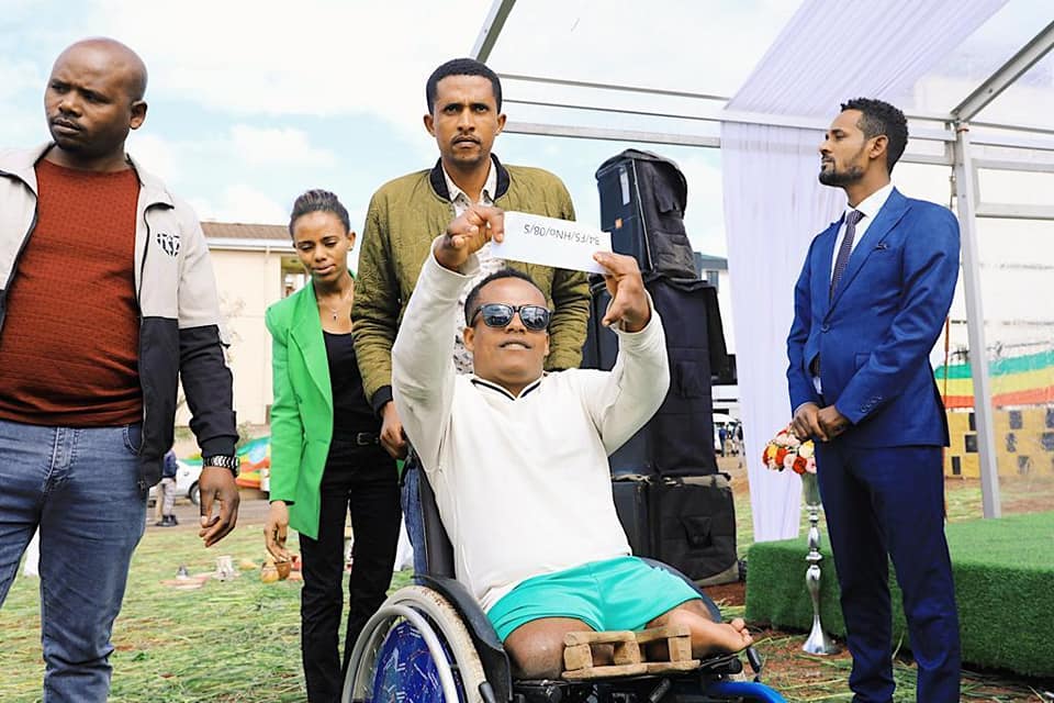 ከንቲባ አዳነች አቤቤ በለሚ ኩራ ክፍለ ከተማ በዘጠና ቀናት ዕቅድ የተገነቡ ቤቶች ለአቅመ ደካሞች እና ለልማት ተነሺዎች አስረከቡ።