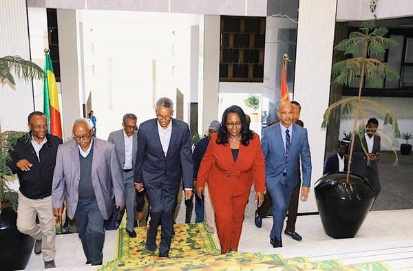 በጀነራል አብርሃ ካሳ የተመራው የኤርትራ የጦር ጀነራሎችና ከፍተኛ መኮንኖች ልዑካን ቡድን በከንቲባ ፅህፈት ቤት በመገኘት ጉብኝት አድርገዋል።