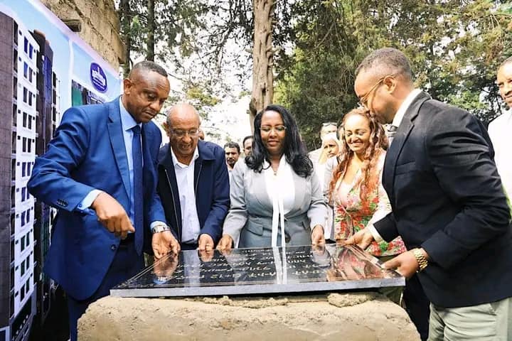 ከንቲባ አዳነች አቤቤ በጉለሌ ክፍለ ከተማ ከግማሽ ቢሊዮን ብር በላይ በሆነ ወጪ የሚገነቡ የተለያዩ ፕሮጀክቶችን ስራ አስጀምረዋል::