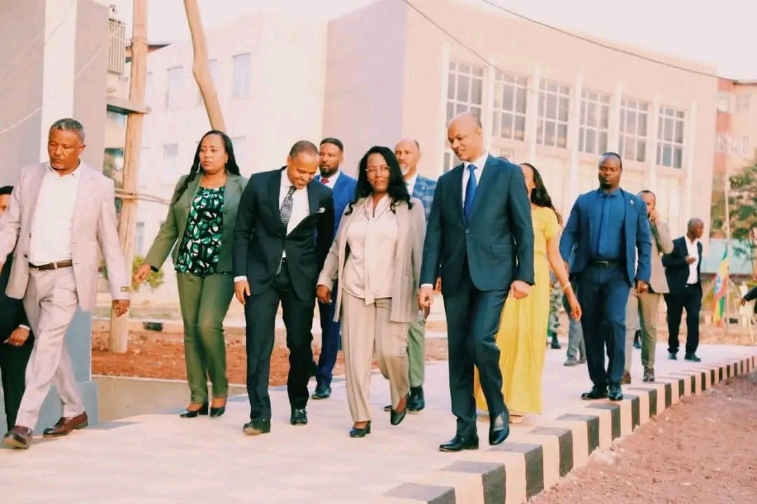 በ”ትምህርት ለትውልድ” ንቅናቄ  ለቦሌ ቡልቡላ ትምህርት ቤት መጻሕፍት፣ ቤተ ሙከራ፣  የስፖርት ሜዳ፣ የምድረ ግቢ ማስዋብ ሥራ እንዲሁም አጥር በመስራት   የተሟላ  አገልግሎት  መስጠት  በሚስችልበት ደረጃ  ገንብቶ ለማህበረሰቡ ያስረከበውን የአርባ ምንጭ ጨርቃ ጨርቅ ፋብሪካ ላበረከተው አስተዋፅዖ በተማሪዎቹ እና በአካባቢው ነዋሪዎች ስም ላመሰግን እወዳለሁ።