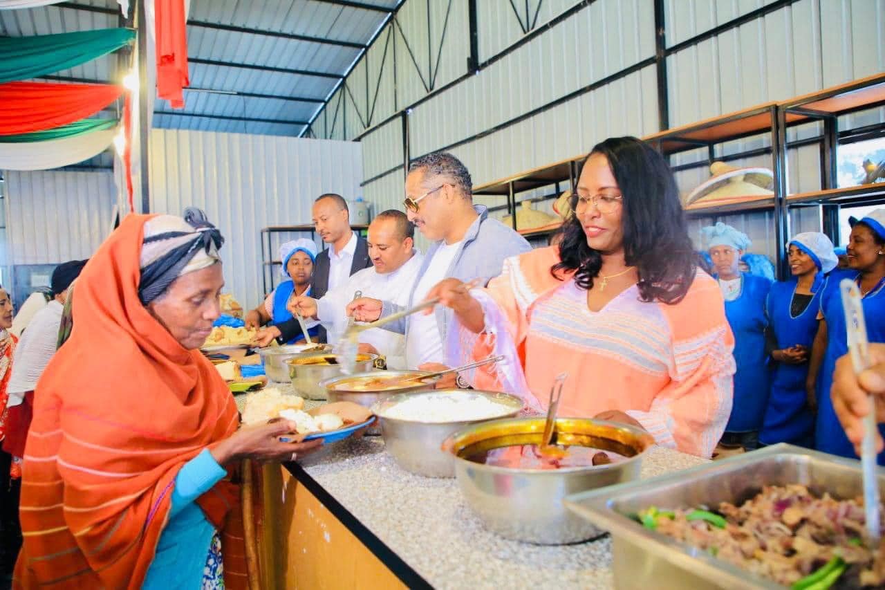 ከምገባ ማዕከሎቻችን አንዱ በሆነው አሙዲ የምገባ ማዕከል በዓሉን ከምንወዳቸውና ከምናከብራቸው የከረዮ_ የጌጃ ሰፈር ወገኖቻችን ጋር በአብሮነት በደስታ አሳልፈናል፡፡