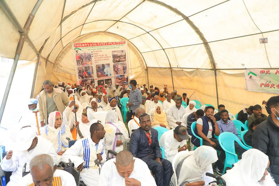 የአዲስ አበባ ኮሙዩኒኬሽን ቢሮ ሰራተኞችና አመራሮች የወደቁትን አንሱ የነዳያን መርጃ ማህበርን ጎበኙ።