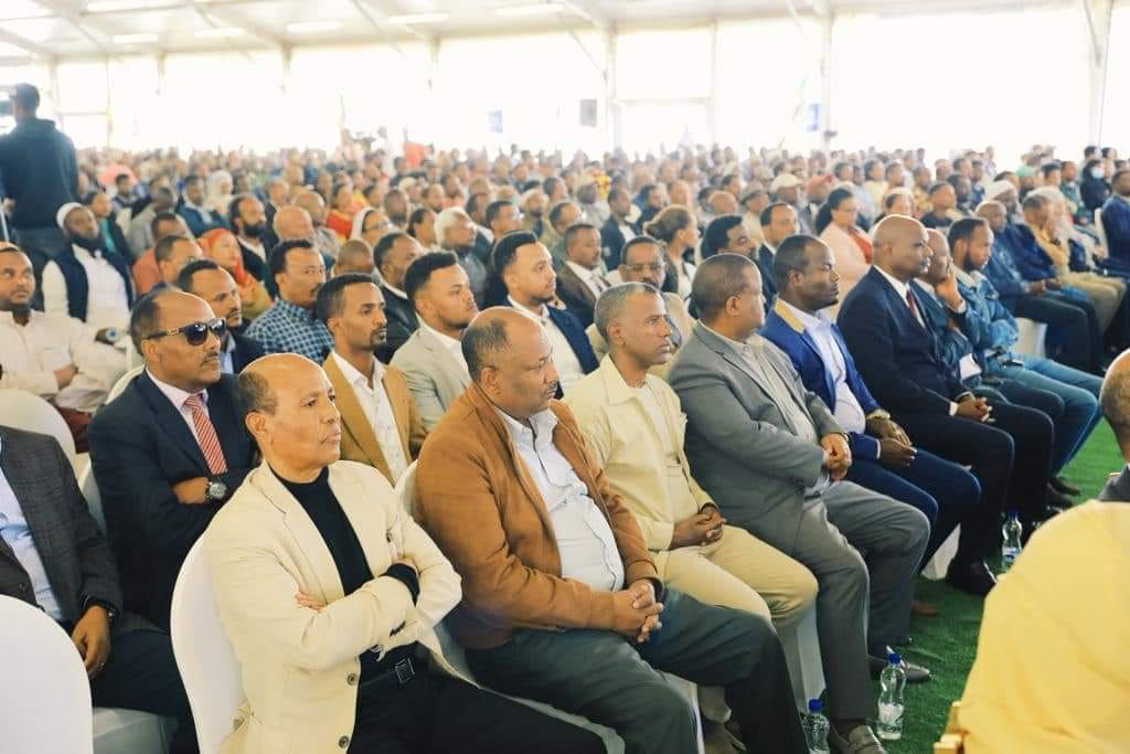 "የዘመነ ንግድ ሥርዓት ለላቀ ገቢ ዕድገት" በሚል መሪ ቃል ከንቲባ አዳነች አቤቤን ጨምሮ የከተማ አስተዳደሩ ከፍተኛ የስራ ኃላፊዎች ከንግድ ማኅበረሰብ አባላት ጋር ውይይት በማድረግ ላይ ይገኛሉ።