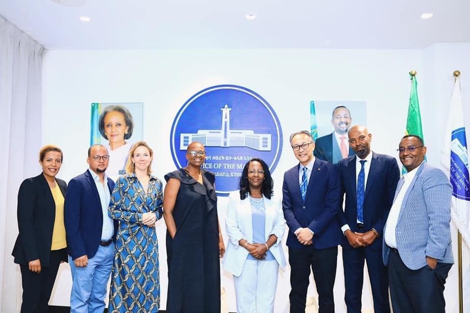 "ዓለም አቀፍ የምርምር ተቋም ከሆነው World Resources Institute ዋና ሥራ አስፈጻሚ ሚ/ር አኒ ዳሳጉፐታ እና የልዑካን ቡድናቸው አባላት ከሆኑት ሚስ ስቴንቲጃ ቫን ቬልድሆን 'የአውሮፓ አስተባባሪ' ፣ ሚስ ዋንጂራ ማታይ 'የአፍሪካ ዘርፍ' እና ዶ/ር አክሊሉ ፍቅረሰላሴ 'የአፍሪካ ቢሮ አስተባባሪ' ጋር በትብብር ልንሰራባቸው በምንችላቸው ጉዳዮች ዙሪያ ፍሬያማ ውይይት አድርገናል፡፡