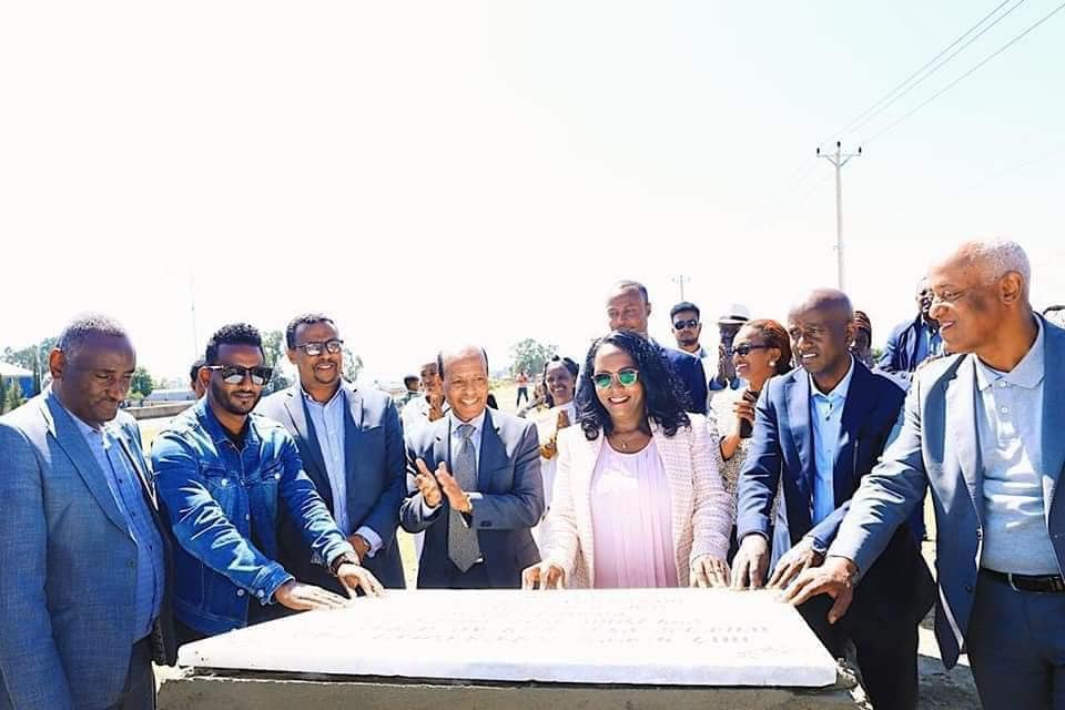 ከንቲባ አዳነች አቤቤ በዝቅተኛ የኑሮ ደረጃ ላይ የሚገኙ ዜጎችን ተጠቃሚ የሚያደርግ በበጎ ፍቃደኞች የሚገነቡ የጋራ መኖሪያ ቤት ግንባታ መርሀ ግብር በይፋ አስጀምረዋል። 