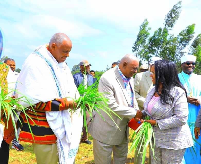 ከመላው የሀገራችን ክፍሎች ለተውጣጡ የመንግሥት አመራሮች በሚሰጠው ስልጠና ላይ ለመሳተፍ በደቡብ ኢትዮጵያ ዋና ከተማ ወላይታሶዶ ተገኝቻለሁ ፤ የሶዶ እና አካባቢው ማህበረሰብ ላደረገልኝ ደማቅ አቀባበል ከልብ አመሰግናለሁ::
