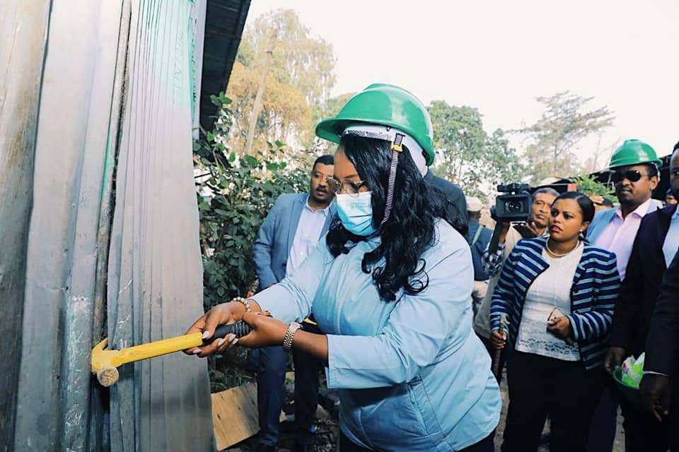 ከንቲባ ወ/ሮ አዳነች አቤቤ በቂርቆስ ክ/ከተማ 40 ቤቶችን መልሶ ግንባታ አስጀመሩ፡፡