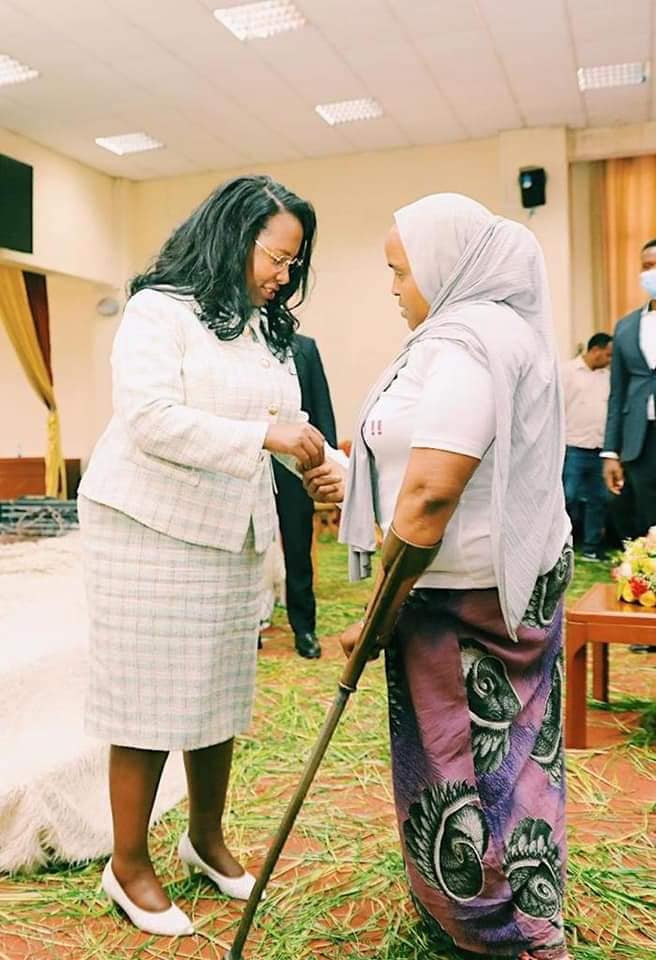 ከንቲባ አዳነች አቤቤ በአዲስ ከተማ ክ/ከተማ በዓልን ምክንያት በማድረግ 127 የመንግስት መኖሪያ ቤት በችግር ላይ ላሉ ዜጎች አስረከቡ፡፡