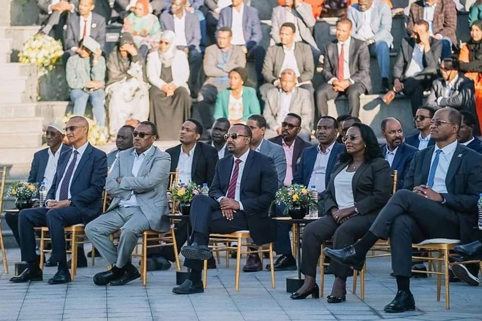 በጉጉት ሲጠበቅ የነበረው የታላቁ ቤተ መንግስት የመኪና ማቆምያ ዛሬ በጠቅላይ ሚኒስትር ዐቢይ አህመድ እና ከፍተኛ የመንግስት አመራሮች ተመርቋል።