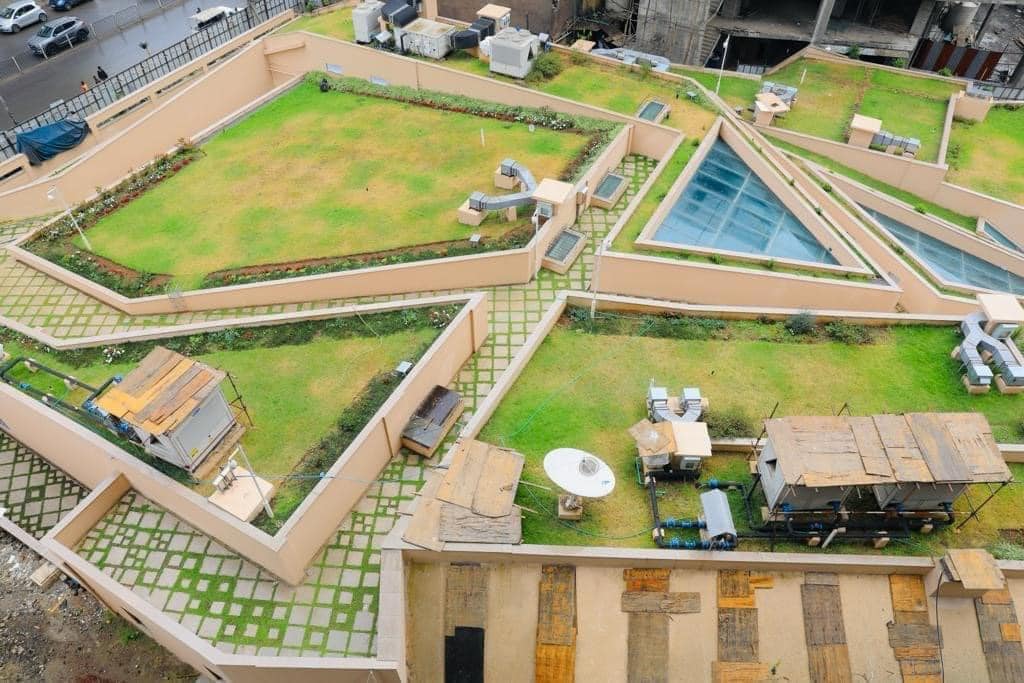 በመዲናችን እየተገነቡ ካሉ ፕሮጀክቶች ውስጥ ዘመናዊ የትራስፖርት ማዕከል፣ የየካ መኪና ማቆሚያ እና አዲስ አፍሪካ ኮንቬንሽን ማዕከልን ተዘዋውረን ጎብኝተን የግንባታ ሂደታቸውንም ገምግመናል:: በዚህም ዘመናዊ የትራስፖርት ማዕከል 63% ፣የየካ መኪና ማቆሚያ 66% እና አዲስ አፍሪካ ኮንቬንሽን ማዕከል 85% የግንባታ ደረጃ ላይ ደርሰዋል።
