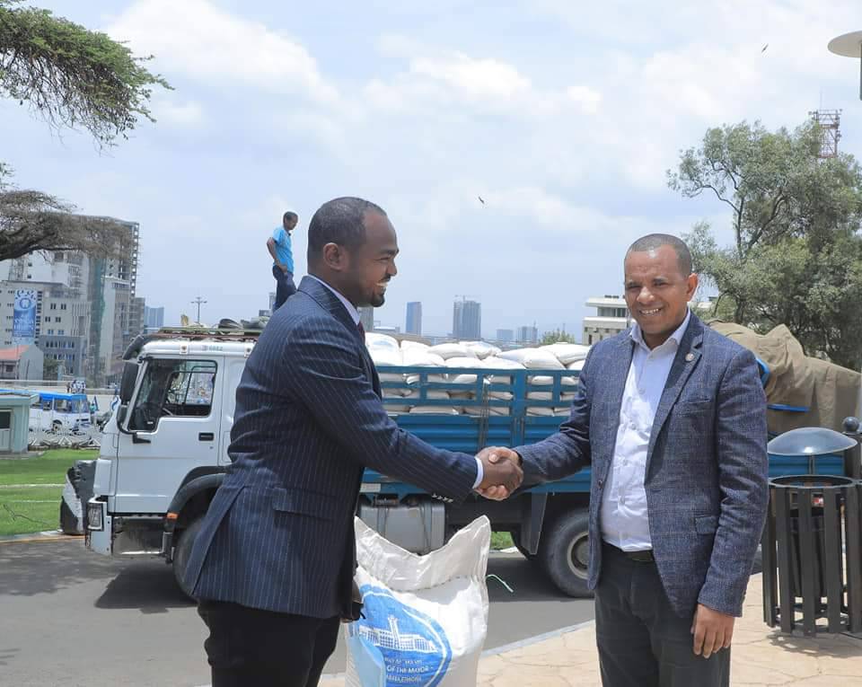 ቢያፍ ማንፋክቸሪንግ በከተማ አስተዳደሩ ለተጀመረው የማዕድ ማጋራት የሚሆን የአይነት ድጋፍ ለከተማ አስተዳደሩ ከንቲባ ጽ/ቤት አስረከበ ።