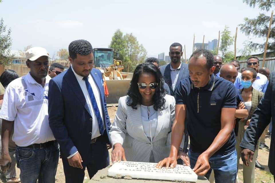 ከንቲባ ወ/ሮ አዳነች አቤቤ በቂርቆስ ክ/ከተማ ዘርፈ ብዙ በአጭር ጊዜ የሚከናወኑ ሰው ተኮር የልማት ፕሮጀክቶችን ግንባታን በይፋ አስጀመሩ፡፡
