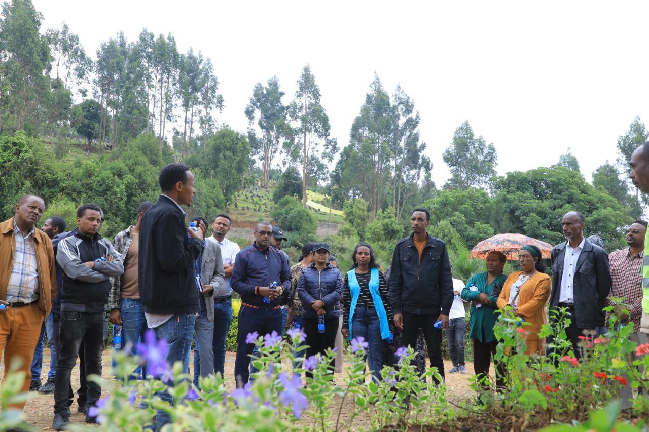 የአዲስ አበባ ከተማ አስተዳደር ኮሙዩኒኬሽን ሙያተኞችና የሚዲያ አካላት የጉለሌ እጽዋት ማዕከልን እየጎበኙ ነው።