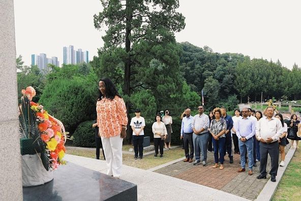 ከንቲባ አዳነች አቤቤ በኮሪያዋ ቹንቾን ከተማ ቆይታችን ለጀግኖች ኢትዮጵያውያን የኮሪያ ዘማቾች አበባ ጉንጉን በማስቀመጥ ጀግኖቻችንን ዘክረናል ።
