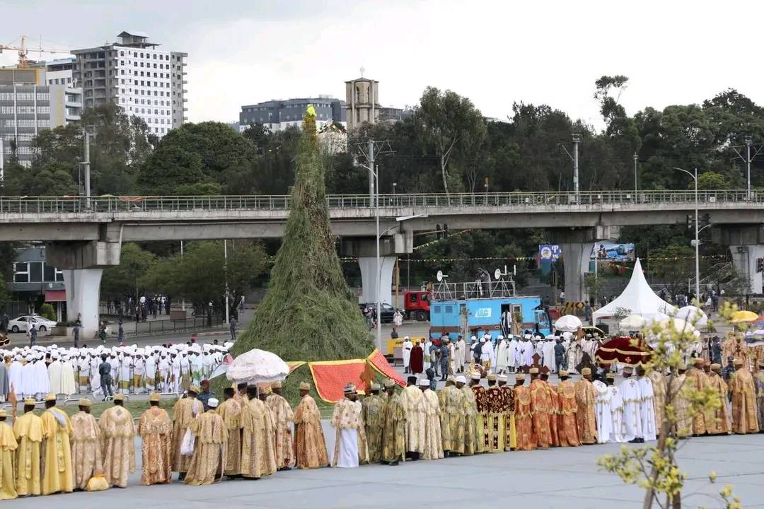የመስቀል ደመራ በዓል በአዲስ አበባ ሃይማኖታዊ ስርዓቱን ፣ትውፊቱንና እሴቱን ጠብቆ ባማረና በደመቀ ሁኔታ በሰላም ተከብሮ ተጠናቋል።