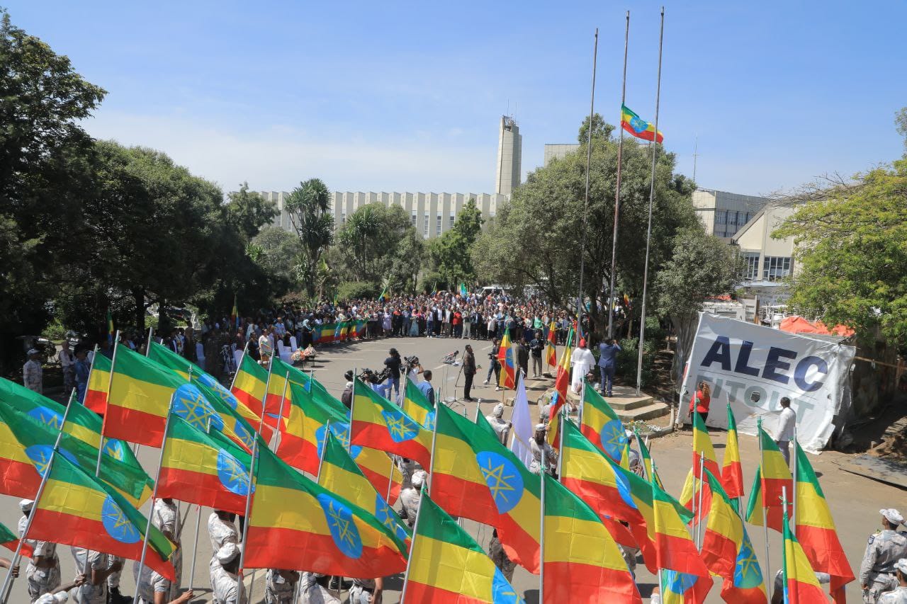 የአዲስ አበባ ከተማ አስተዳደር ከንቲባ ጽ/ቤትእና ኮሚዩኒኬሽን ቢሮ ሰራተኞች በጋራ 15ኛውን ብሔራዊ የሰንደቅዓላማ ቀንን አከበሩ።