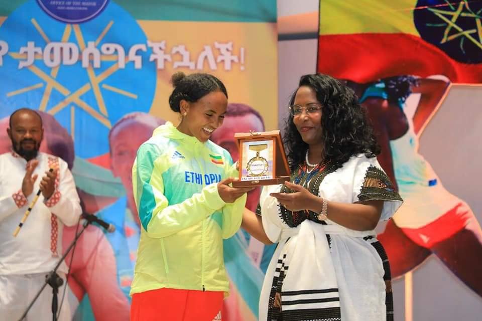 የአዲስ አበባ ከተማ አስተዳደር በአሜሪካ ኦሪገን በተካሄደ 18ኛው ዓለም ዐቀፍ የአትሌቲክስ ሻምፕዮና ላይ ሜዳሊያ ላመጡ አትሌቶች የመኖሪያ ቤት መሥሪያ ቦታ እና የገንዘብ ሽልማት አበረከተ።