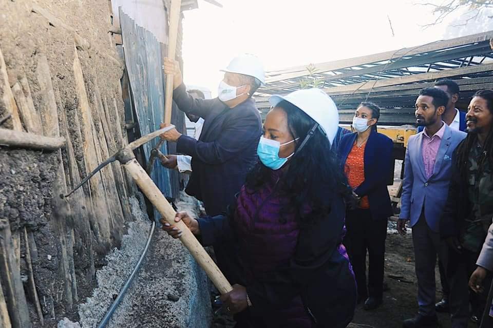 ከንቲባ ወ/ሮ አዳነች አቤቤ በልደታ ክ/ከተማ የ28 ሱቆችንና የ8 መኖሪያ ቤቶች ግንባታን አስጀመሩ።